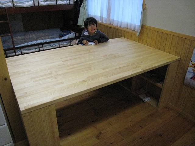 子ども部屋にみんなの机を作りました。